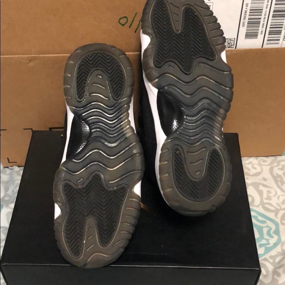 Sneakers with box - Picture 2 of 3